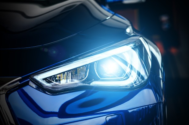 Regular los faros del coche: legalidad, pasos y consejos para una conducción segura